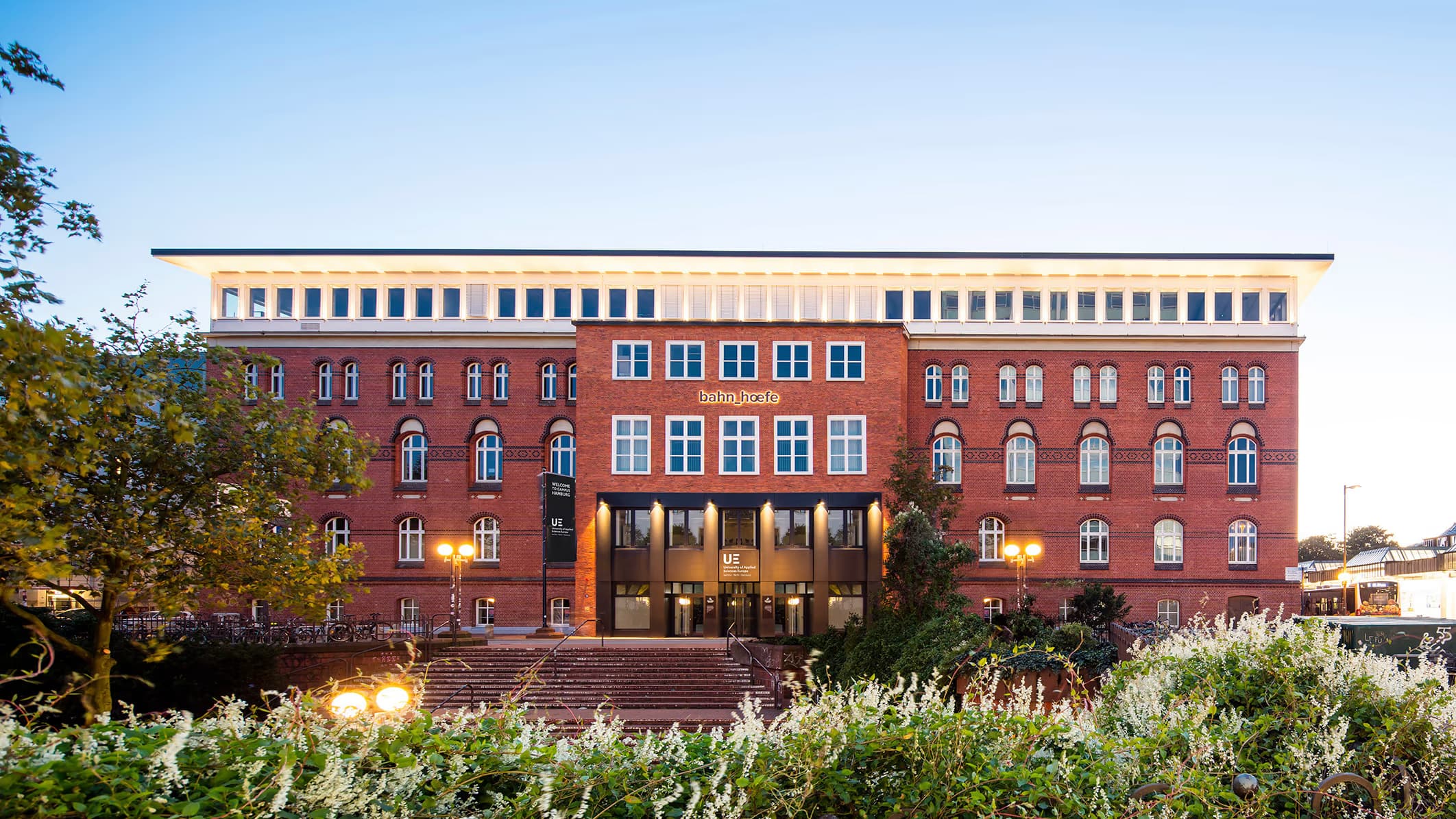 1754737178017-137485_CampusHamburgfrontview_NEWUELogo_Sept_2018_RGB144dpi.avif